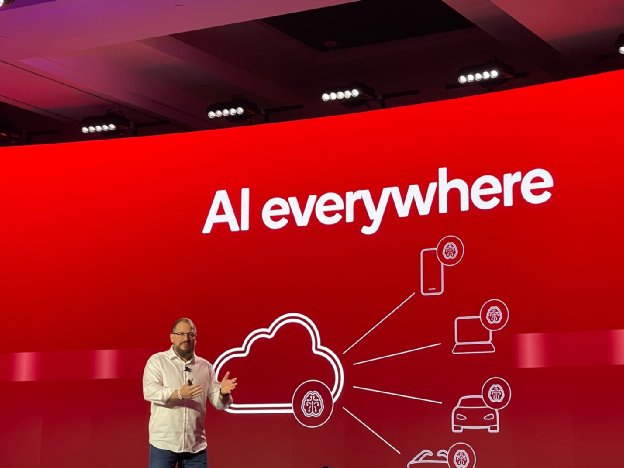 碾压苹果英特尔,还要把AI拉下云端,高通和一众中国公司一起“杀疯了”