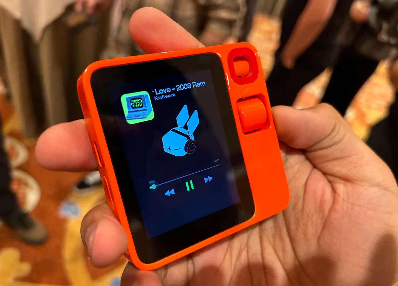 围观 CES2024：吸睛设计能否让 rabbit r1 从一群 AI 虚拟助手中脱颖而出