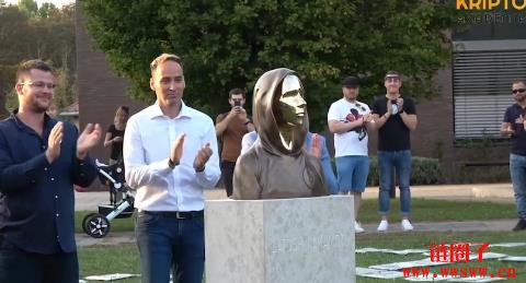 瑞士中本聪雕像已寻获,疑似被当地喝醉青年丢到湖中